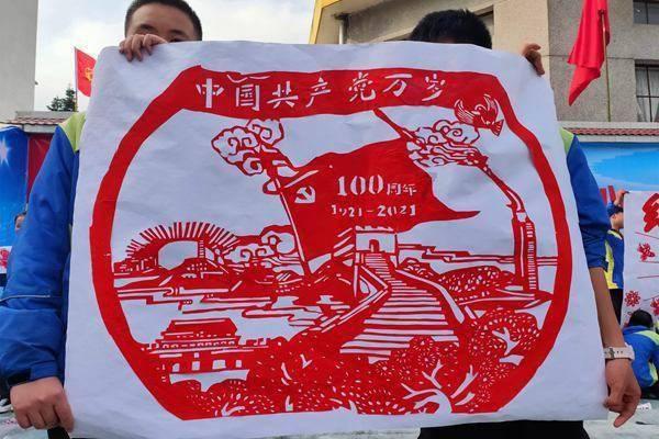 逃离昏暗下的小村